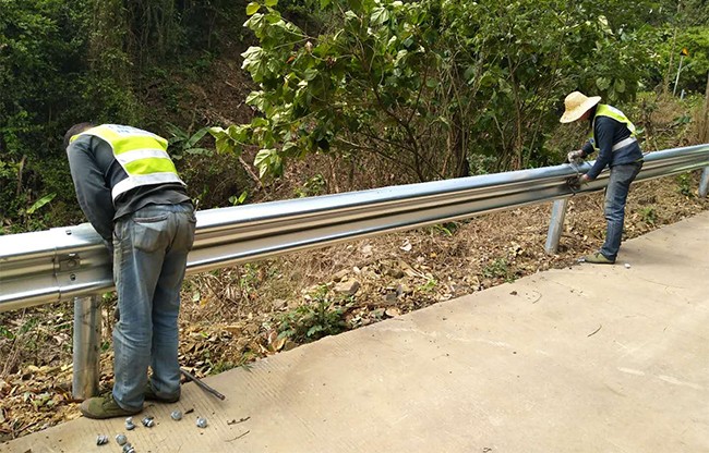 深圳高速公路护栏的定期维护与保养