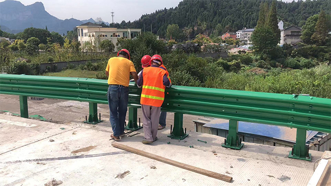 深圳高速公路护栏板的维护确保道路安全的关键环节