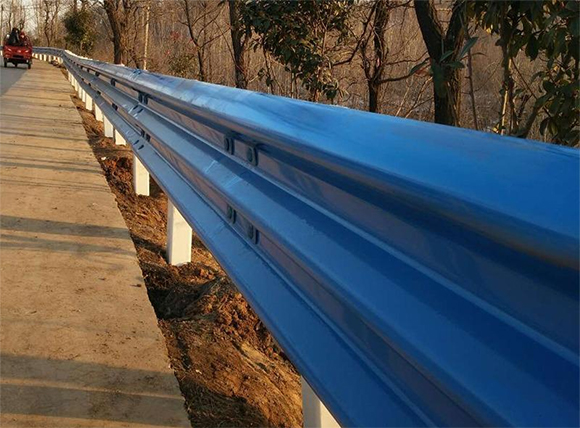 深圳公路波形护栏板的优点